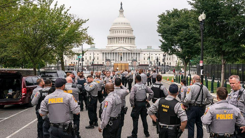 Cảnh sát tập trung tại Điện Capitol vào sáng thứ Bảy (theo giờ địa phương). Ảnh: AP