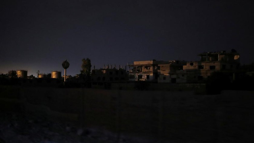 Ngoại ô Thủ đô Damascus (Syria) sau sự cố mất điện do vụ tấn công. Ảnh: Reuters 