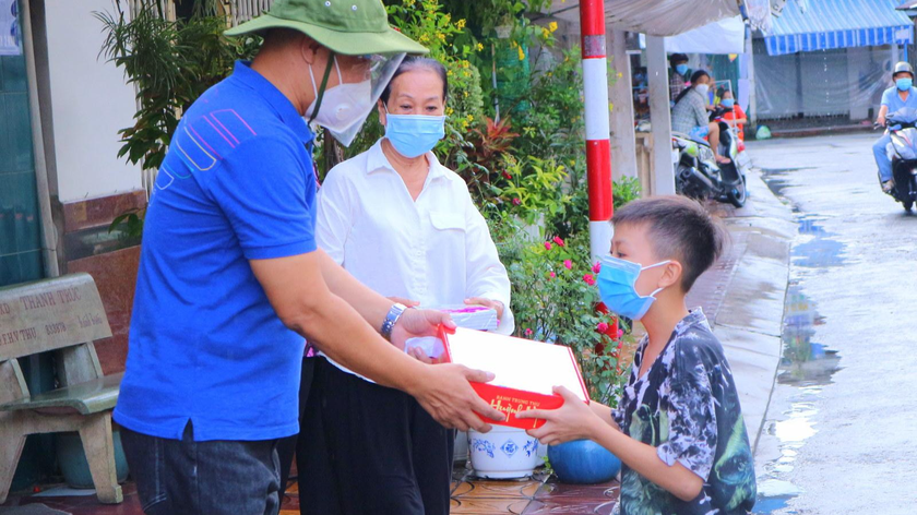 Ông Nguyễn Văn Phú, Giám đốc Cty Người mẫu Tây Đô trao quà Trung thu cho thiếu nhi.