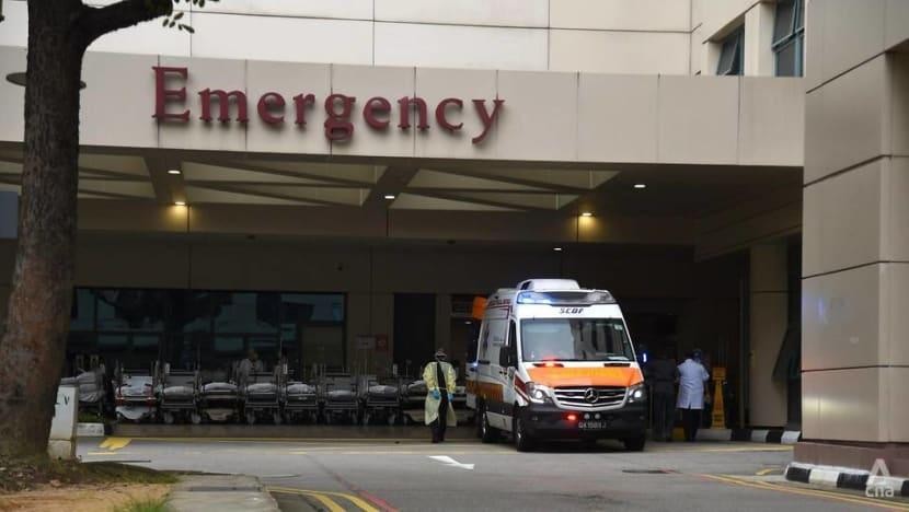 Xe cấp cứu tại khoa Tai nạn và Cấp cứu (A&E) của Bệnh viện Tan Tock Seng. Ảnh: Calvin Oh (chụp ngày 30/4/2021)