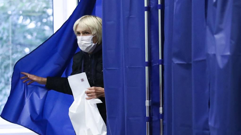 Một cử tri Nga với lá phiếu bầu Duma Quốc gia năm 2021. Ảnh: TASS
