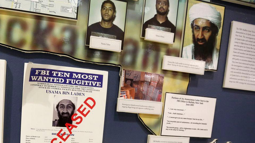 Áp phích Mười Kẻ trốn chạy bị truy nã gắt gao nhất của FBI dành cho Osama Bin Laden treo trên tường tại Trụ sở FBI ở Washington. Ảnh: Reuters (chụp ngày 26/11/2013). 