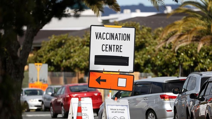 Biển chỉ dẫn trung tâm tiêm vaccine tại Auckland, New Zealand. Ảnh: Reuters (chụp ngày 26/8/2021).