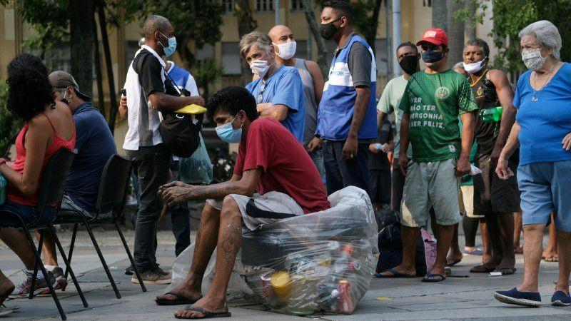 Mọi người chờ đợi để được tiêm vaccine phòng COVID-19 trong chiến dịch tiêm chủng cho những người vô gia cư ở trung tâm thành phố Rio de Janeiro, Brazil. Ảnh: Reuters (chụp ngày 27/5/2021).