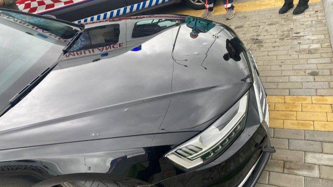 Chiếc Audi màu đen chở trợ lý cấp cao của Tổng thống Ukraine đã bị tấn công gần làng Lisnyky, phía nam thủ đô Kiev, vào sáng 22/9. 