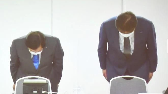 Chủ tịch TEPCO Tomoaki Kobayakawa (phải) và Chủ tịch HĐQT của TEPCO Yoshimitsu Kobayashi xin lỗi trong cuộc họp báo trực tuyến được tổ chức vào ngày 22/9. Ảnh: Asahi Shimbun