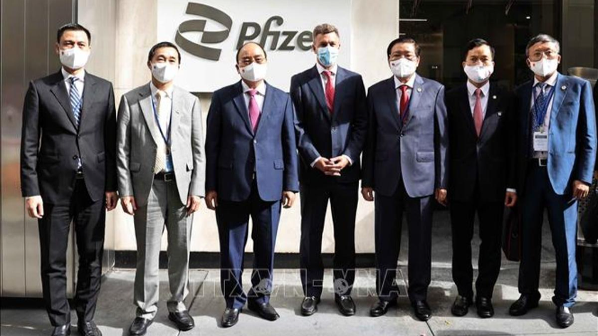 Chủ tịch nước Nguyễn Xuân Phúc đến thăm Công ty Pfizer, một trong những công ty sinh học dược phẩm hàng đầu trên thế giới. Ảnh: TTXVN