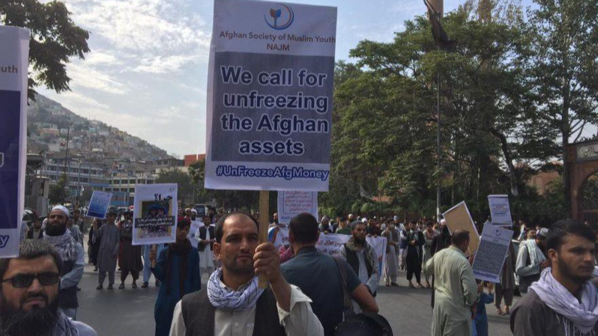 Cuộc biểu tình toàn nam giới được các chiến binh Taliban bảo vệ diễn ra ở Kabul đòi giải phóng tài sản của Afghanistan ở các ngân hàng nước ngoài. 