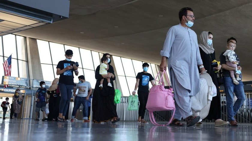 Người tị nạn Afghanistan đến Sân bay Quốc tế Dulles ở Virginia (Mỹ) ngày 2/9/2021. Ảnh: RT