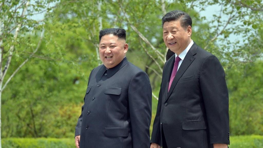 Chủ tịch Trung Quốc Tập Cận Bình và nhà lãnh đạo Triều Tiên Kim Jong-un đang đi dạo tại Nhà khách Nhà nước Kumsusan ở Bình Nhưỡng. Ảnh: KCNA (chụp ngày 21/6/20219 phát qua Yonhap)