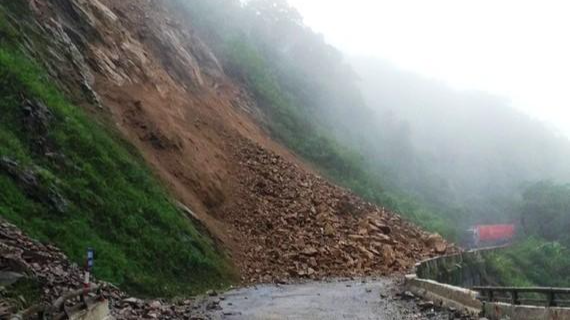 Sạt lở núi tuyến đường từ huyện Hương Sơn lên của khẩu quốc tế Cầu Treo bị ách tắc.