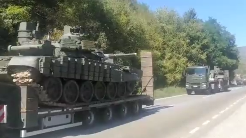 Hình ảnh cắt từ video trên Twitter cho thấy xe tăng của Serbia được vận chuyển đến gần biên giới Kosovo hôm 25/9.