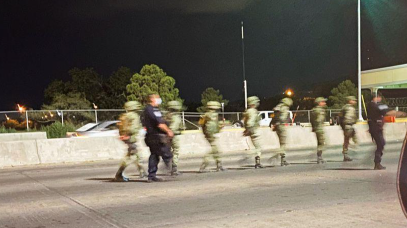 Các nhân viên CBP hộ tống các binh sĩ Mexico bị bắt giữ sau khi vượt qua ranh giới và vào Hoa Kỳ, tại cây cầu biên giới quốc tế Cordova của Châu Mỹ, ở El Paso, Texas, Hoa Kỳ. Ảnh: Reuters (chụp ngày 25/9/2021)