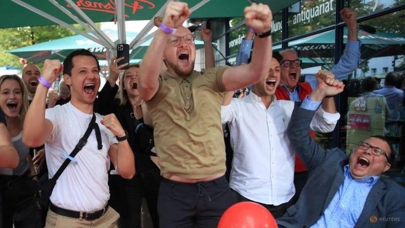 Những người ủng hộ SPD phản ứng trước kết quả cuộc bỏ phiếu ngày 26/9. Ảnh: Reuters