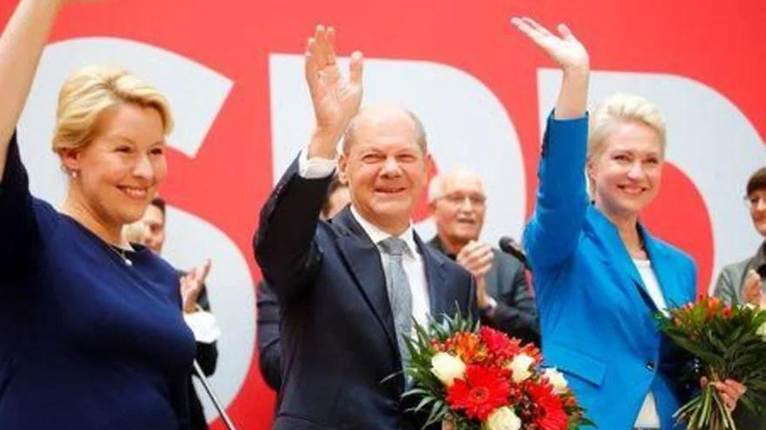 Lãnh đạo SPD và ứng cử viên hàng đầu cho chức Thủ tướng Olaf Scholz (giữa), Thủ hiến bang Mecklenburg-Western Pomerania Manuela Schwesig và thành viên SPD Franziska Giffey vẫy tay chào khi đến cuộc họp lãnh đạo đảng, một ngày sau cuộc tổng tuyển cử ở Đức, tại Berlin, Đức. Ảnh: Reuters (chụp ngày 27/9/2021)