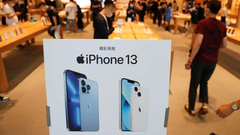 Một cửa hàng Apple vào ngày dòng Apple iPhone 13 mới được bán ra, ở Bắc Kinh, Trung Quốc. Ảnh: Reuters (chụp ngày 24/9/2021)