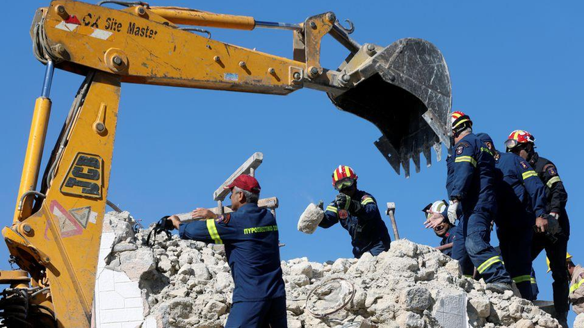 Lính cứu hỏa tìm kiếm những người trong đống đổ nát của một nhà thờ bị phá hủy sau trận động đất, ở Arkalochori trên đảo Crete, Hy Lạp ngày 27/9. Ảnh: Reuters