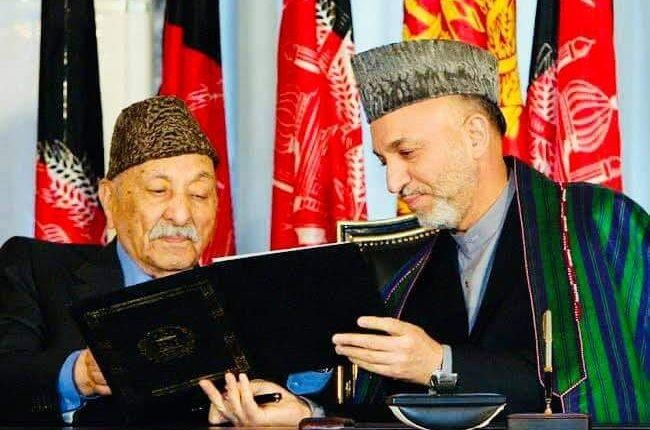 Cựu Tổng thống Afghanistan Hamid Karzai (phải).