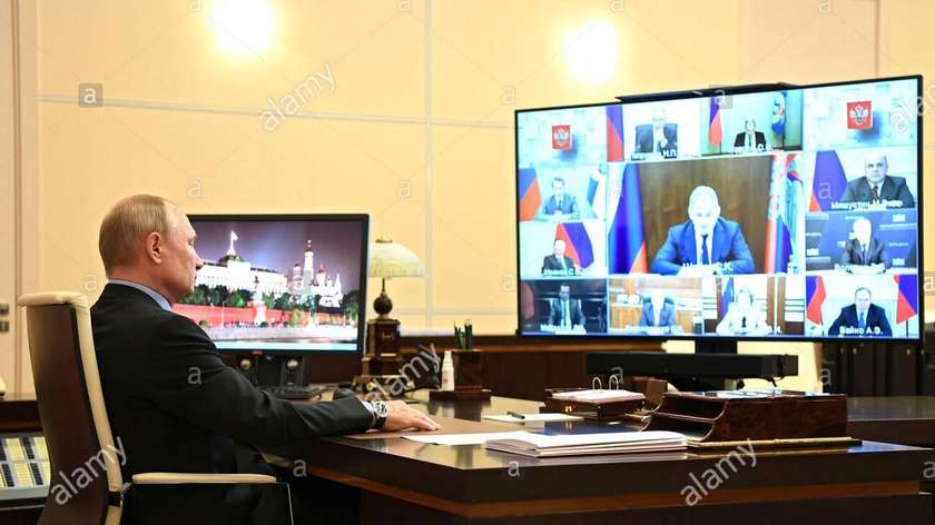 Tổng thống Nga Vladimir Putin, chủ trì cuộc họp trực tuyến với các thành viên thường trực của Hội đồng An ninh Nga từ văn phòng của ông tại dinh thự bang Novo-Ogaryovo (bên ngoài Moscow, Nga) vào ngày 11/6/2020. Ảnh: alamy