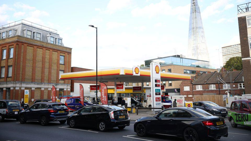 Hàng dài các phương tiện chờ đổ xăng tại một trạm nhiên liệu Shell ở trung tâm London, Anh. Ảnh: Reuters (chụp ngày 27/9/2021)