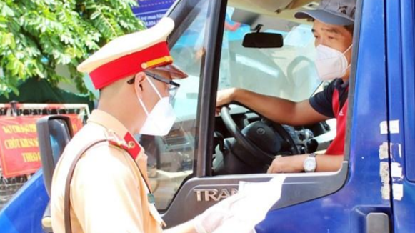 Lực lượng chức năng kiểm tra giấy đi đường của các phương tiện giao thông. 