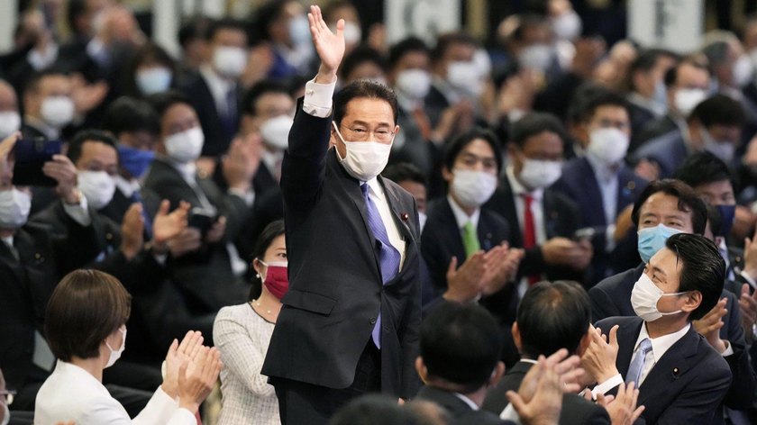 Cựu Bộ trưởng Ngoại giao Fumio Kishida đáp lại tràng pháo tay sau khi được bầu làm chủ tịch LDP cầm quyền vào ngày 29/9/2021, tại Tokyo. Ảnh: Kyodo