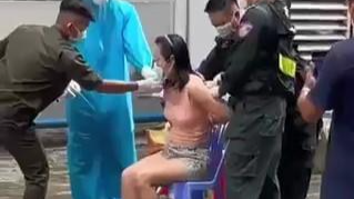Cảnh bà Lan khi bị cưỡng chế ra sân chung cư để lấy mẫu xét nghiệm COVID-19 (Ảnh cắt từ video)