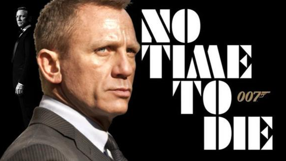 Daniel Craig nói chuyện với Lashana Lynch khi họ đến buổi ra mắt thế giới của bộ phim James Bond mới No Time To Die tại Royal Albert Hall ở London, Anh, ngày 28/9/2021.