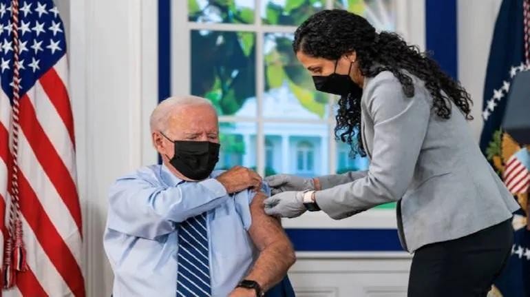 Tổng thống Hoa Kỳ Joe Biden tiêm mũi tăng cường vaccine COVID-19. Ảnh: Money Control