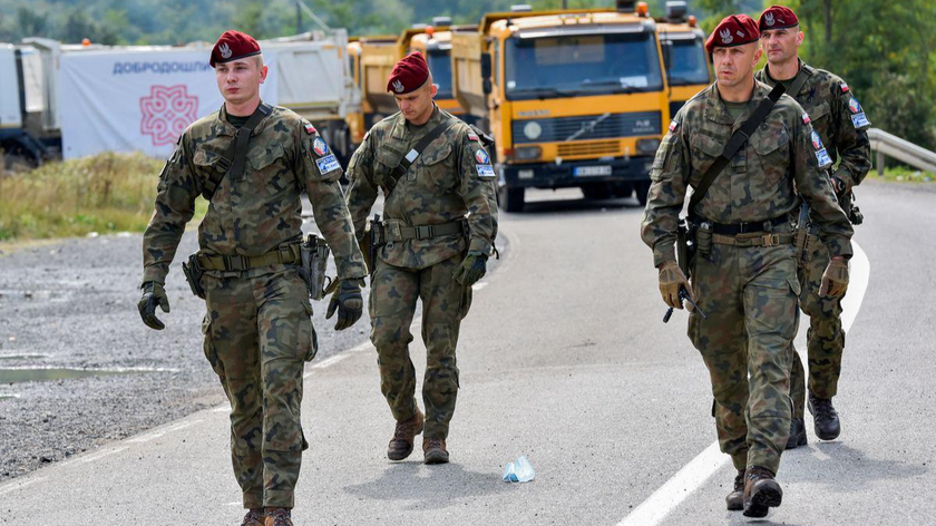 Binh sĩ Ba Lan, trong lực lượng gìn giữ hòa bình ở Kosovo, KFOR, vượt qua các chướng ngại vật gần biên giới giữa Kosovo và Serbia ở Jarinje, Kosovo, ngày 28/9/2021. Ảnh: Reuters 