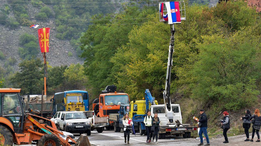 Người Serb dân tộc Kosovo đi qua các chướng ngại vật gần biên giới giữa Kosovo và Serbia ở Jarinje, Kosovo ngày 28/9/2021. Ảnh: Reuters