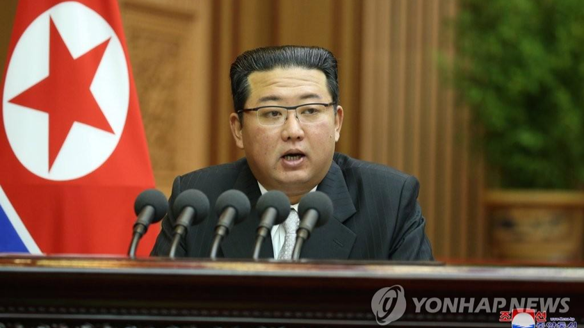 Nhà lãnh đạo Triều Tiên Kim Jong-un phát biểu tại phiên họp ngày thứ hai của cuộc họp SPA hôm 29/9. Ảnh do KCNA cung cấp cho Yonhap ngày 30/9/2021.