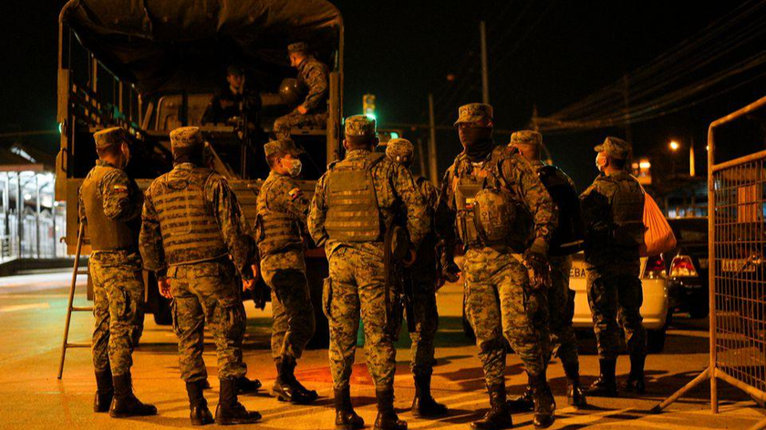Lực lượng quân đội tập trung bên ngoài nhà tù Penitenciaria del Litoral, sau khi có bạo loạn ngày 29/9/2021. Ảnh: Reuters
