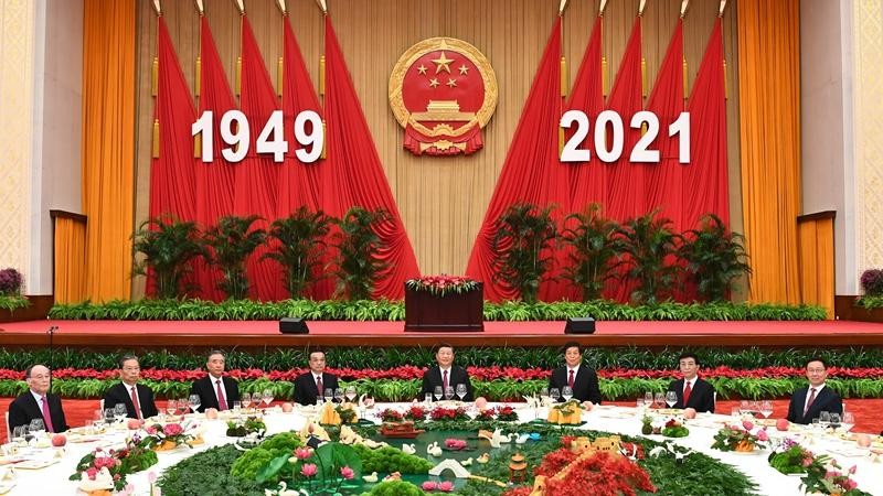 Lãnh đạo Đảng và Nhà nước Trung Quốc dự tiệc chiêu đãi do Hội đồng Nhà nước tổ chức nhân kỷ niệm 72 năm ngày thành lập nước Cộng hòa Nhân dân Trung Hoa tại Đại lễ đường Nhân dân ở Bắc Kinh, thủ đô Trung Quốc. Ảnh: Tân Hoa xã 