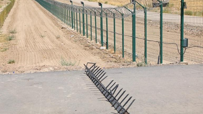 Một hàng rào ở biên giới Uzbekistan-Afghanistan ở Ayritom. Ảnh: Reuters