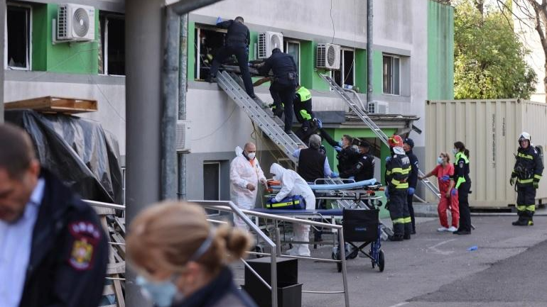 Lực lượng cứu hỏa và các chuyên gia y tế hỗ trợ người dân sơ tán sau khi đám cháy bùng phát trong phòng chăm sóc đặc biệt bệnh nhân COVID-19 của bệnh viện ở Constanta, Romania ngày 1/10/2021. Ảnh: Reuters