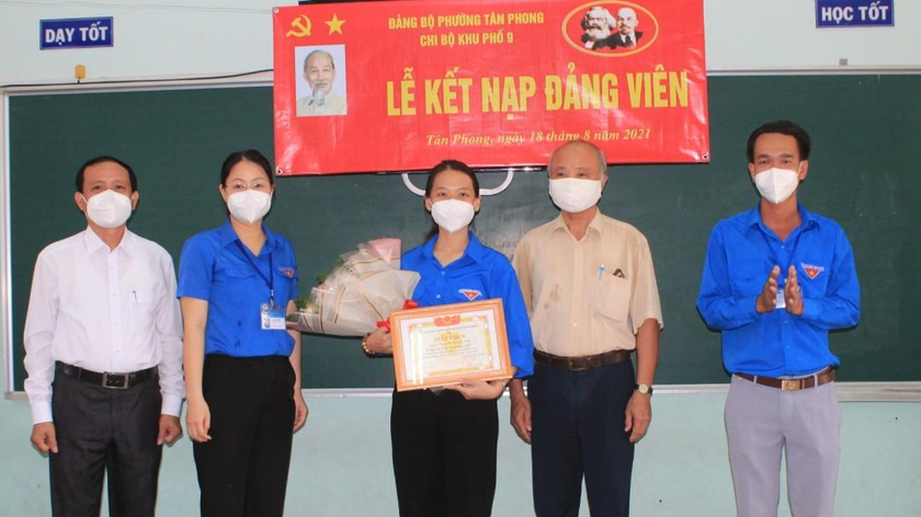 Không những vinh dự được đứng vào hàng ngũ của Đảng, đảng viên trẻ Phạm Thị Khánh Linh còn được Thành đoàn Biên Hòa khen thưởng đột xuất