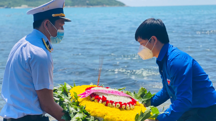 Thả hoa trên biển tri ân các anh hùng liệt sĩ tàu C235.