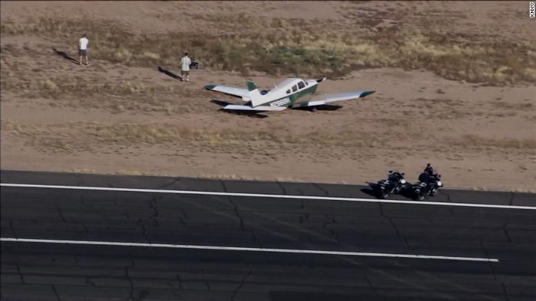 Chiếc máy bay Piper PA28-181 hạ cánh an toàn sau vụ va chạm trên không. Ảnh: CNN