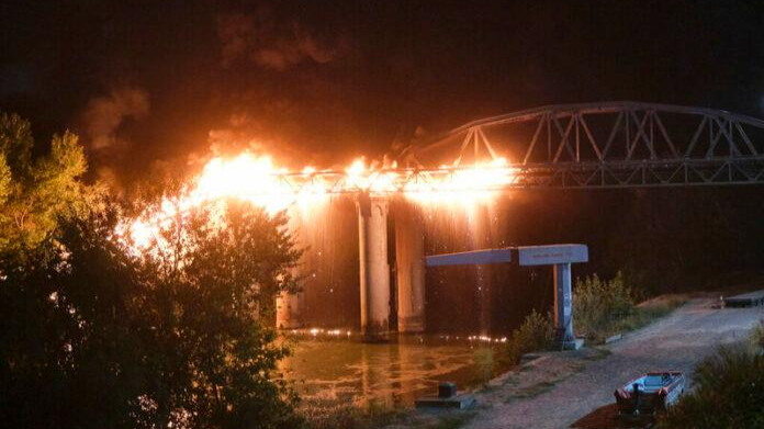 Ngọn lửa đã hủy hoại nghiêm trọng "Cầu Sắt" mang tính biểu tượng ở Rome, Italy, ngày 3/10/2021. Ảnh: Reuters