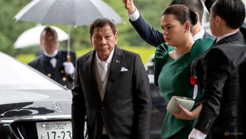 Tổng thống Philippines Rodrigo Duterte cùng con gái Sara Duterte-Carpio đến dự lễ lên ngôi của Nhật hoàng Naruhito ở Tokyo, Nhật Bản, vào ngày 22/10/2019. Ảnh: Pool qua Reuters