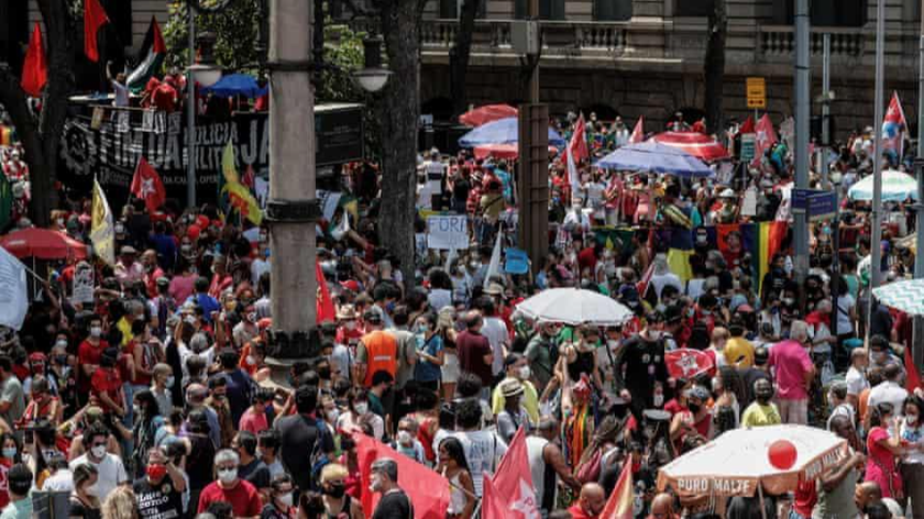 Những người biểu tình ở Rio de Janeiro đòi luận tội Tổng thống Jair Bolsonaro. Ảnh: EPA