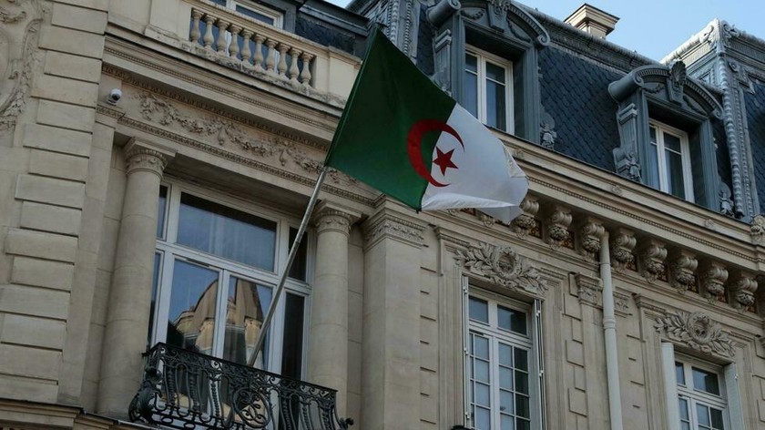 Quốc kỳ Algeria tại đại sứ quán ở Paris. Ảnh: AFP (chụp tháng 7/2021)