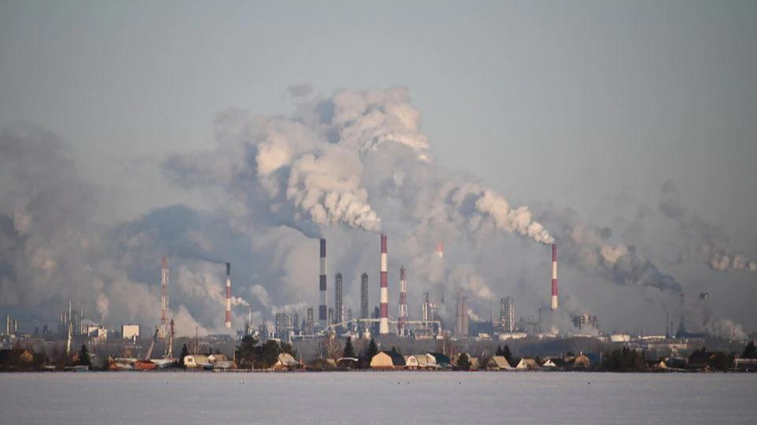 Ống khói của nhà máy lọc dầu của Gazprom Neft ở Omsk, Nga. Ảnh: Reuters (chụp ngày 10/2/2020)