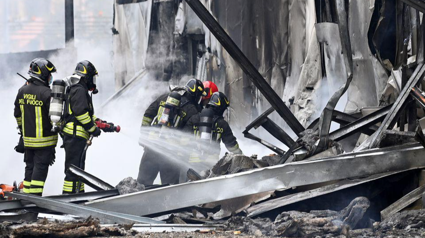 Các nhân viên cứu hỏa tại hiện trường sau vụ tai nạn. Ảnh: Reuters