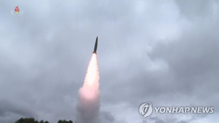 Một tên lửa đạn đạo tầm ngắn được bắn từ một đoàn tàu ở khu vực miền núi trung tâm của miền Bắc Triều Tiên ngày 15/9/2021. Ảnh: Yonhap (được chụp từ Đài truyền hình trung ương chính thức của Triều Tiên vào ngày 16/9/2021)