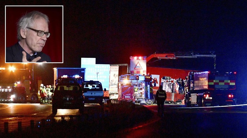 Quang cảnh hiện trường sau một vụ tai nạn giữa ô tô và xe tải khiến ba người chết, trong đó có nghệ sĩ Thụy Điển Lars Vilks (ảnh nhỏ), bên ngoài thị trấn Markaryd, Thụy Điển ngày 3/10/2021. Ảnh: Reuters