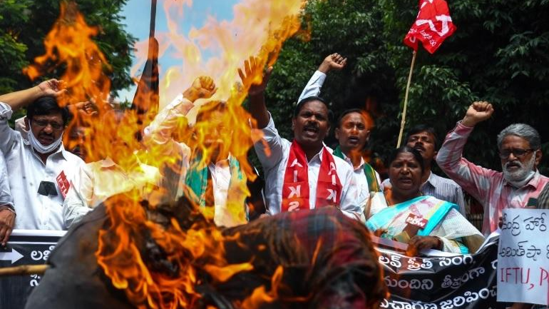 Nông dân Ấn Độ phản đối việc giết hại bốn nông dân vào Chủ nhật ở bang Uttar Pradesh, ở Hyderabad, Ấn Độ. Ảnh: AP