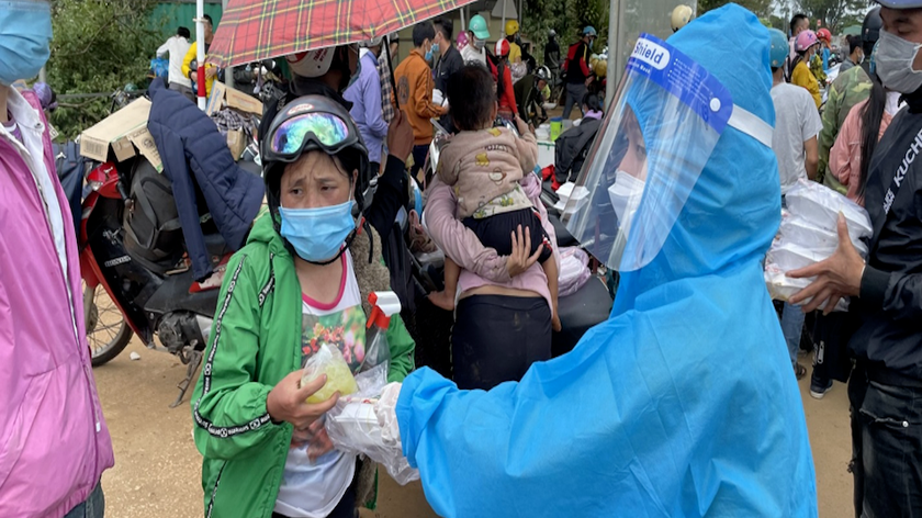 Lực lượng chức năng TP Kon Tum trao các đồ ăn, nước uống cho công dân.