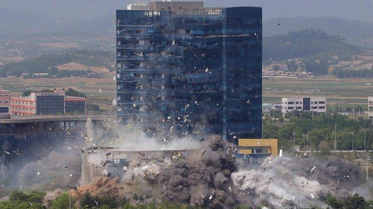 Toà nhà Văn phòng Liên lạc liên Triều bị phá huỷ ngày 16/6. Ảnh: KCNA công bố ngày 17/6 /2021. 